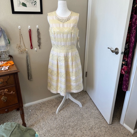 Copy NWT Maggy London Yellow and Cream Sleeveless Midi Dress - Picture 1 of 10